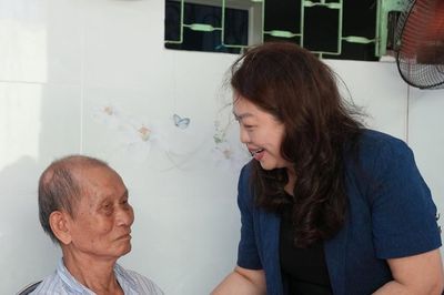 Phó Chủ tịch Thường trực Ủy ban MTTQ Việt Nam thành phố Nguyễn Thị Thu Lan thăm người có công cách mạng