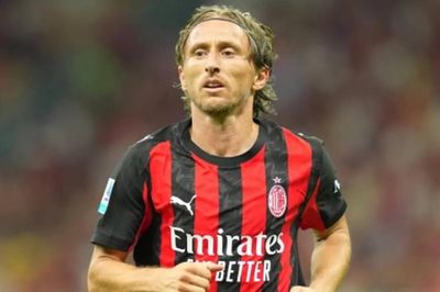 Luka Modric gia hạn hợp đồng với AC Milan đến năm 2027
