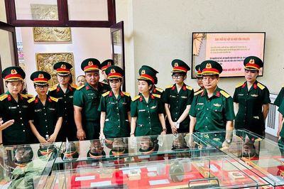 Du khách xúc động trước những câu chuyện từ kỷ vật chiến tranh