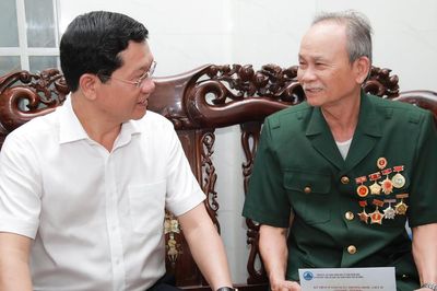 Phó Chủ tịch Thường trực HĐND thành phố Trần Phước Sơn thăm, tặng quà các gia đình chính sách