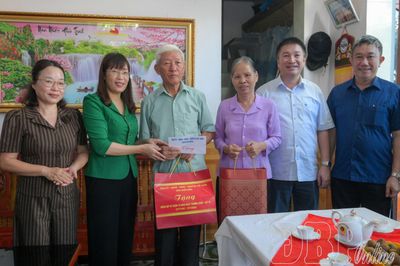 Phó Chủ tịch Thường trực HĐND tỉnh Cao Thị Tuyết Lan thăm, tặng quà gia đình chính sách tại xã Sam Mứn