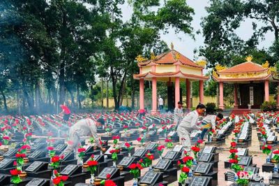 Viettel Đồng Nai thắp hương, thay mới hoa gần 20.000 phần mộ liệt sĩ