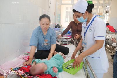 Cứu sống bé gái 7 tháng tuổi ngưng tim, ngưng thở 15 phút vì hóc quả chôm chôm