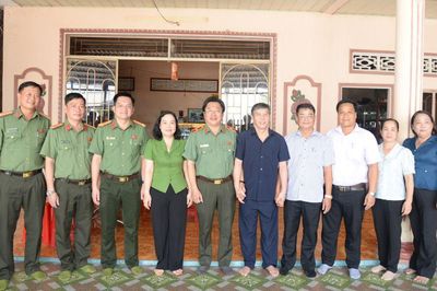 Thiếu tướng Lâm Phước Nguyên thăm, tặng quà gia đình chính sách tại xã Bình Thành
