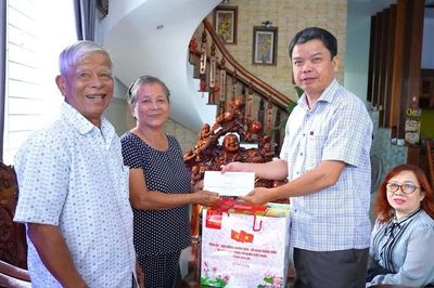 Phó Chủ tịch UBND tỉnh Nguyễn Hữu Quế thăm, tặng quà các gia đình chính sách, người có công