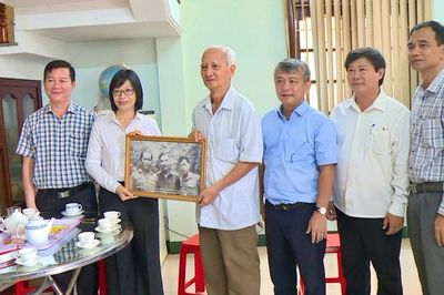 Phó Chủ tịch UBND tỉnh Nguyễn Thị Thanh Lịch thăm, tặng quà gia đình liệt sĩ Trần Văn Bình