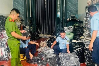 Gia Lai: Cơ sở bán quần áo giả mạo nhãn hiệu bị phạt 46,5 triệu đồng