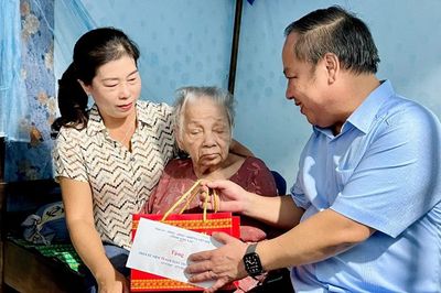 Phó Bí thư Tỉnh ủy Châu Ngọc Tuấn dâng hương tưởng niệm các liệt sĩ và thăm gia đình chính sách