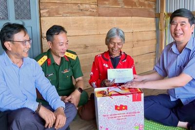 Phó Chủ tịch UBND tỉnh Lâm Hải Giang thăm, tặng quà người có công với cách mạng