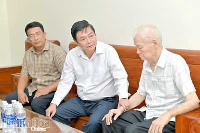 Phó Chủ tịch Thường trực HĐND tỉnh Lữ Thanh Hải thăm, tặng quà người có công tại xã Nam Ninh Hòa