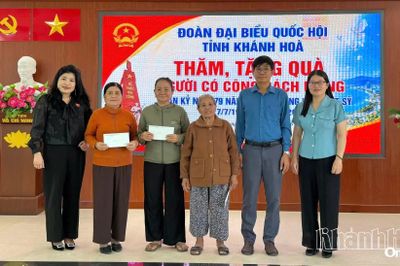 Đoàn đại biểu Quốc hội tỉnh thăm, tặng quà các gia đình có công với cách mạng