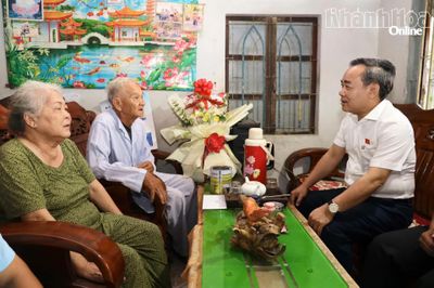 Phó Trưởng đoàn chuyên trách Đoàn Đại biểu Quốc hội tỉnh Lê Hữu Trí thăm, tặng quà các gia đình chính sách