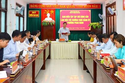 Ban Biên tập Tạp chí Cộng sản làm việc với Ban Thường vụ Đảng ủy phường Phan Rang