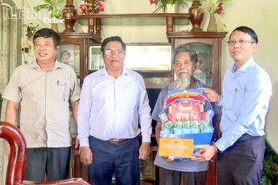 Phó Chủ tịch UBND tỉnh Nguyễn Thanh Hà thăm, tặng quà các gia đình người có công với cách mạng