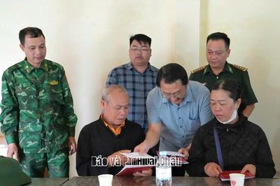Đồng chí Sùng A Hồ - Phó Bí thư Tỉnh ủy thăm, động viên gia đình nạn nhân bị lũ quét tại xã Mường Than