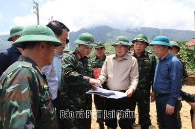 Phó Thủ tướng Chính phủ Hồ Quốc Dũng thăm hỏi bà con và kiểm tra, làm việc về công tác khắc phục hậu quả mưa lũ tại tỉnh Lai Châu