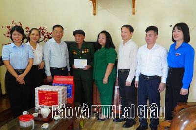 Thăm, tặng quà người có công tại 2 xã: Dào San, Khổng Lào
