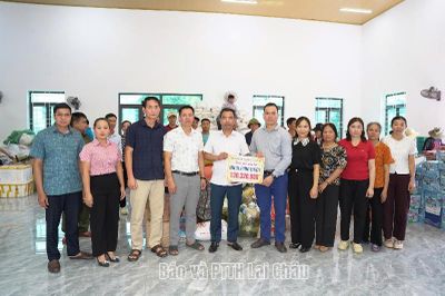 Xã Tân Uyên hỗ trợ 130 triệu đồng (đợt 2) cho xã Mường Than khắc phục hậu quả thiên tai