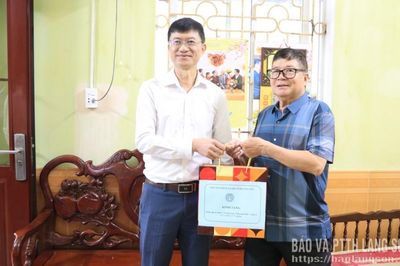 Bảo hiểm xã hội tỉnh thăm, tặng quà các gia đình chính sách