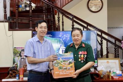 Lãnh đạo phường Lương Văn Tri thăm, tặng quà người có công