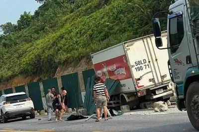 Tài xế tử vong sau khi ô tô đâm vào hộ lan trên cao tốc Nội Bài - Lào Cai