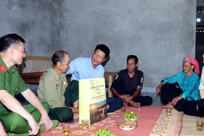 Phó Bí thư Tỉnh ủy, Chủ tịch Ủy ban MTTQ Việt Nam tỉnh Nguyễn Thế Phước thăm, tặng quà người có công tại xã Dương Quỳ