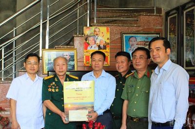 Lãnh đạo tỉnh Lào Cai thăm, tặng quà người có công nhân dịp 27/7