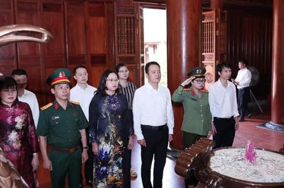 Phó Bí thư Tỉnh ủy Giàng Thị Dung dâng hương tại Khu di tích Kim Liên và Truông Bồn