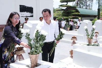 Đoàn công tác tỉnh Lào Cai dâng hương tại Khu di tích lịch sử Ngã ba Đồng Lộc