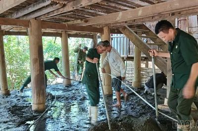 Các lực lượng xã Dương Quỳ giúp gia đình người có công sửa chữa nhà ở