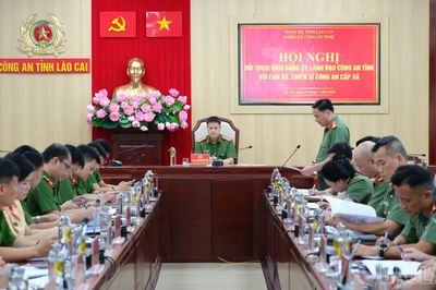 Phó Giám đốc Công an tỉnh Nguyễn Huy Hiệp đối thoại với công an cấp xã khu vực Bảo Thắng, Sa Pa, Bát Xát