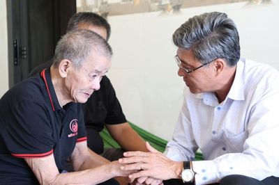 Phó Chủ tịch UBND tỉnh Lâm Đồng Nguyễn Minh thăm, tặng quà người có công