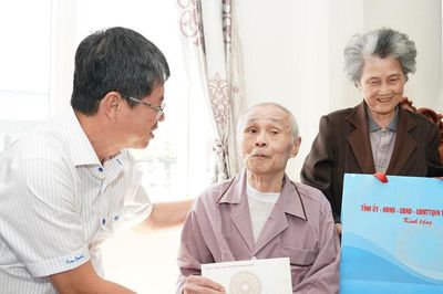 Phó Chủ tịch UBND tỉnh Lâm Đồng Nguyễn Hồng Hải thăm người có công tại phường Lâm Viên - Đà Lạt
