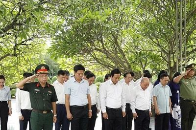 Đoàn đại biểu Phú Thọ viếng nghĩa trang liệt sĩ tại tỉnh Điện Biên