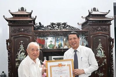 Trao Huy hiệu 70 năm tuổi Đảng cho đảng viên lão thành
