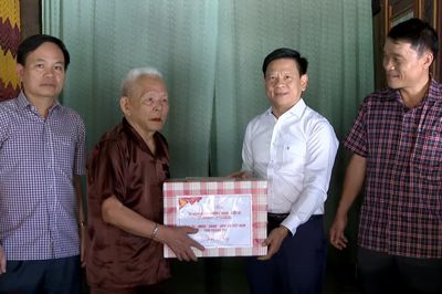 Lãnh đạo Văn phòng Tỉnh ủy thăm, tặng quà gia đình thương binh