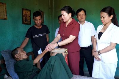 Đồng chí Trưởng ban Nội chính Tỉnh ủy tỉnh thăm, tặng quà thương binh, bệnh binh