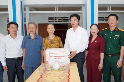 Đồng chí Trưởng ban Tuyên giáo và Dân vận Tỉnh ủy thăm, tặng quà gia đình chính sách