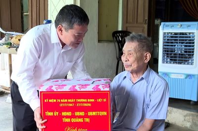 Đồng chí Phan Phong Phú, Phó Chủ tịch UBND tỉnh thăm, tặng quà gia đình chính sách