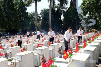Đoàn đại biểu Đảng bộ Văn phòng Tỉnh ủy dâng hương, dâng hoa tri ân các Anh hùng liệt sĩ