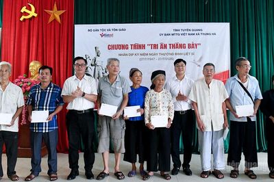 Trao 93 suất quà tri ân gia đình chính sách tại xã Lực Hành và Trung Hà