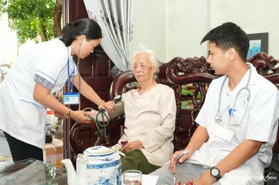 Khám sức khỏe tại nhà cho người có công, thân nhân liệt sĩ