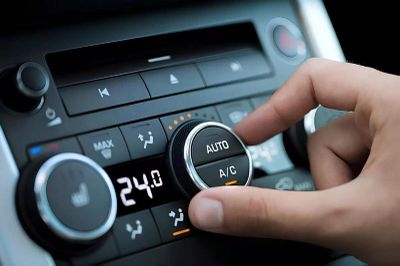 Bật điều hòa hay mở cửa sổ, cách nào tiết kiệm xăng?