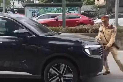 Hà Nội: Xác định danh tính tài xế ô tô ủn CSGT đi lùi rồi bỏ chạy