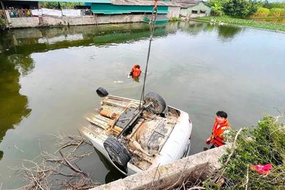 Thanh Hóa: Ô tô 5 chỗ lao xuống ao, tài xế tử vong