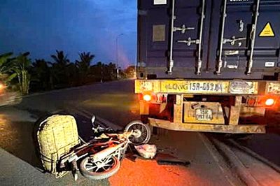 Hải Phòng: Va vào đuôi xe đầu kéo đỗ ven đường, người đàn ông đi xe máy tử vong tại chỗ