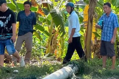 Gia Lai: Bé trai 10 tuổi tử vong do trụ điện bê tông ở sân bóng mini đổ đè trúng