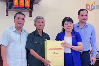 Phó trưởng Đoàn ĐBQH tỉnh Quảng Ninh Nguyễn Thị Thu Hà thăm, tặng quà người có công