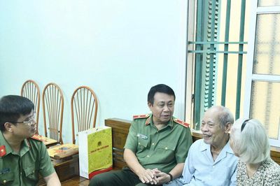 Tuyên Quang: Lãnh đạo Công an tỉnh thăm, tặng quà thân nhân các gia đình liệt sĩ Công an nhân dân