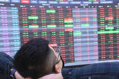 Cổ phiếu dầu khí bị bán tháo, PNJ và CTS tiếp tục 'trắng bên mua', chứng khoán đỏ lửa